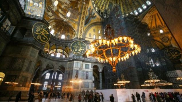 lk yapldnda Megale Ekklesia (Byk Kilise) olarak adlandrlm, 5. yzyldan itibaren ise Ayasofya (Kutsal Bilgelik) olarak tanmlanmtr.   <br><br>  Ayasofya Dou Roma mparatorluu boyunca hkmdarlarn ta giydii, bakentin en byk kilisesi olarak katedral ilevi grmtr.  