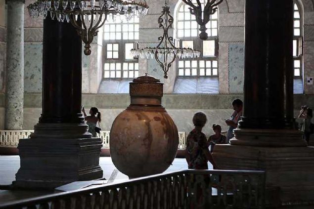 Bu yapda kullanlan stun ve mermerler; Aspendos, Ephesos, Baalbek, Tarsus gibi Anadolu ve Suriyedeki antik ehir kalntlarndan getirilmitir.   <br><br>  Yapdaki beyaz mermerler Marmara Adasndan, yeil somakiler Eriboz Adasndan, pembe mermerler Afyondan ve sar mermerler Kuzey Afrikadan getirilerek Ayasofyada kullanlmtr.   