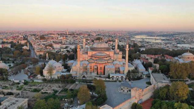 Ayasofyann mermer kapl duvarlar dndaki tm yzeyler birbirinden gzel mozaiklerle sslenmitir.   