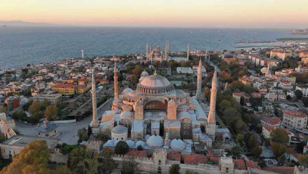 AYASOFYA TARH NEDR?  <br><br>  Ayasofya Dou Roma mparatorluunun stanbulda yapm olduu en byk kilise olup ayn yerde  kez ina edilmitir.   