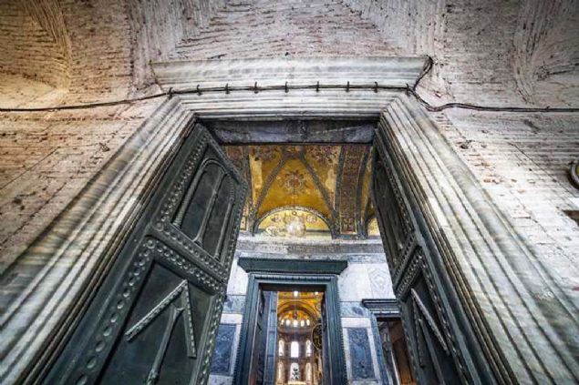 Tarihi Prokopiosun aktardna gre, 23 ubat 532 ylnda balayan ina, 5 yl gibi ksa bir srede tamamlanm ve kilise 27 Aralk 537 ylnda trenle ibadete almtr.   