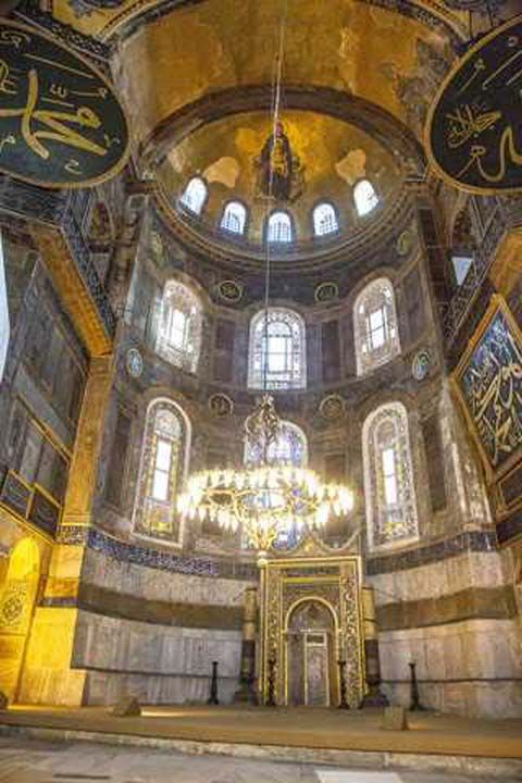 Birinci kilise, mparator Konstantios (337-361) tarafndan 360 ylnda yaplmtr.   <br><br>  st ahap at ile rtl, uzunluuna gelien (bazilikal) planl birinci yap, mparator Arkadiosun (395408) kars mparatorie Eudoksia ile stanbul Patrii oannes Chrysostomos arasnda kan anlamazlklar nedeniyle, patriin srgne gnderilmesi zerine 404 ylnda kan halk ayaklanmas sonucunda yaklp yklmtr. (Bugn patriin mozaik tasviri, Ayasofyann kuzey tymphanon duvarnda grlebilmektedir.)   