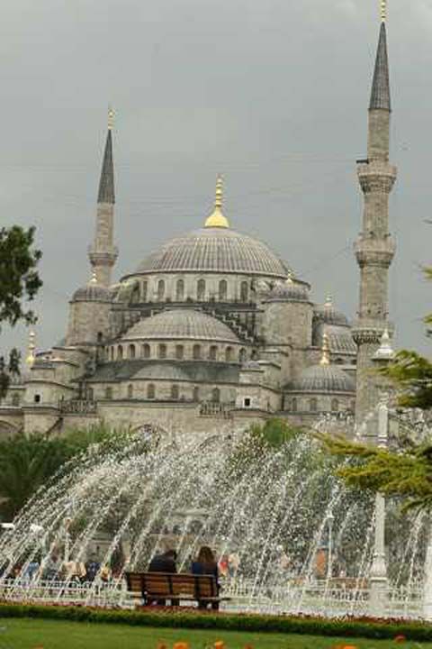 AYASOFYA NE ZAMAN MZE OLDU?  <br><br>  Ayasofya Mustafa Kemal Atatrkn emri ve Bakanlar Kurulu karar ile mzeye evrilmi ve 1 ubat 1935de mze olarak, yerli ve yabanc ziyaretilere almtr.  <br><br>  1936 tarihli tapu senedine gre, Ayasofya 57 pafta, 57 ada, 7. parselde Fatih Sultan Mehmed Vakf adna Trbe, Akaret, Muvakkithane ve Medreseden oluan Ayasofya-i Kebir Camii erifi adna tapuludur.   