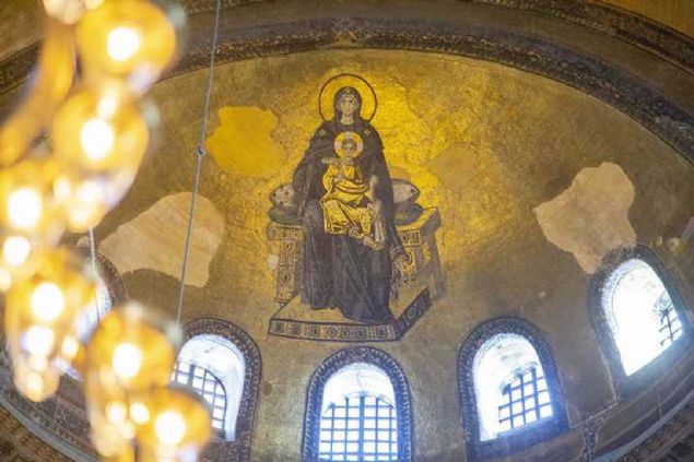 mparator Justinianos Ayasofyann daha grkemli ve gsterili olmas iin, maiyetindeki tm eyaletlere haber gndererek, en gzel mimari paralarn Ayasofyada kullanlmas iin toplatlmasn emretmitir.   