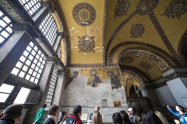 Ayasofyada, Sultan Abdlmecid Dneminde 1847-1849 yllar arasnda, svireli Fossati Kardelere kapsaml bir onarm yaptrlmtr.   <br><br>  Bu onarm almalar srasnda, daha nce mihrabn kuzeyindeki ni iinde bulunan Hnkr Mahfili kaldrlm, yerine mihrabn solunda, stunlar zerinde ykselen, etraf ahap yaldzl korkuluklarla evrili Hnkr Mahfili yaplmtr.   