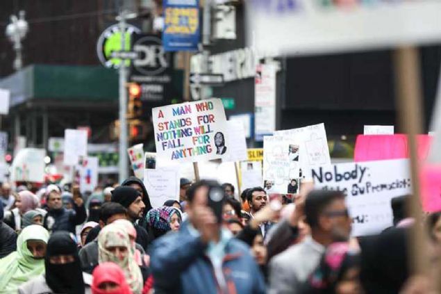 Rahip Robert Johnson, AA muhabirine yapt aklamada, Yeni Zelanda'da yaanan saldrdan byk znt duyduunu belirterek, 'Bugn burada Mslman kardelerimizle dayanma iin buradayz. Hangi dini gruba olursa olsun, iddetin her trls yanl ve eytani.' dedi. 