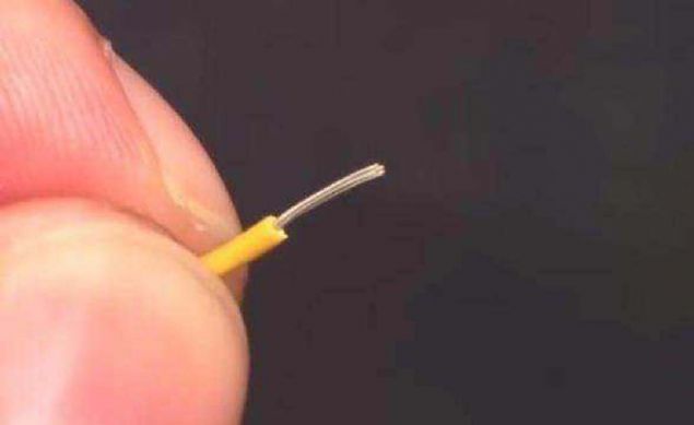 Kablonun ucunu yine falatayla d derisinden kurtaryoruz.   