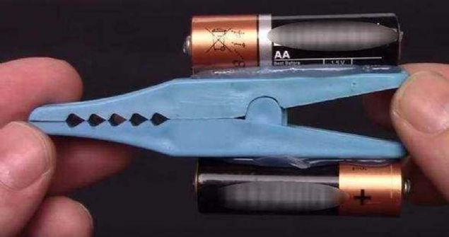 Bylece mandaln her iki ksmnda da iki adet AA pilimiz bulunuyor. imdi geelim bir sonraki adma...   