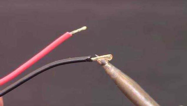 Lehim makinesiyle bu kablolar mandalla birletiriyoruz.   