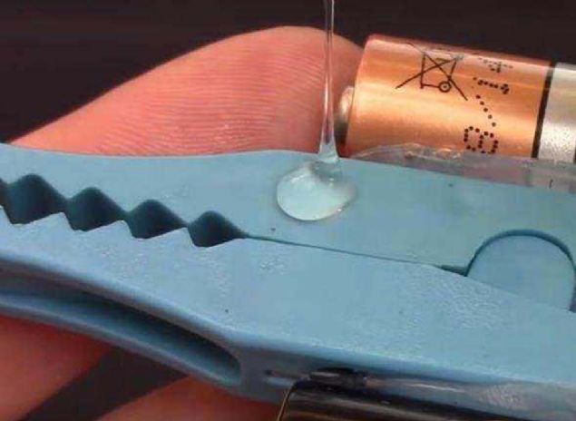 Daha sonra mandaln bu yzne biraz tutkal dkelim.   