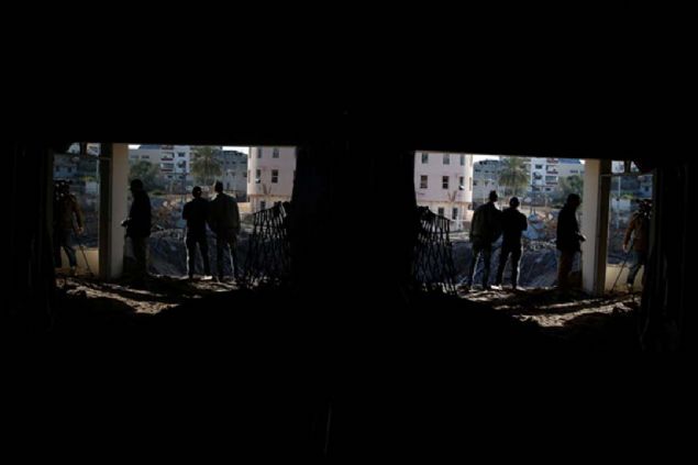 Filistinliler, kratere akn gzlerle bakt. 