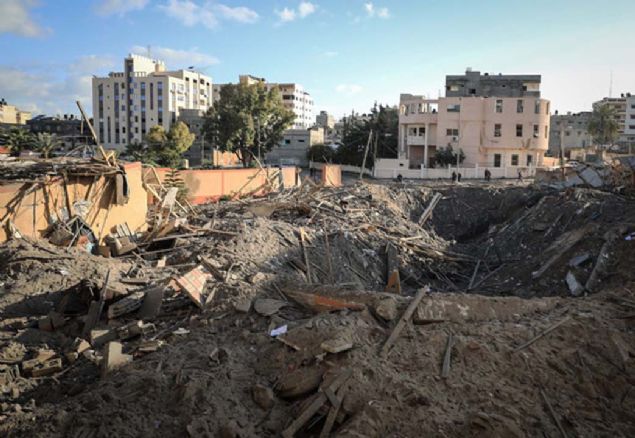 Kentin ortasnda dev bir krater ald. 