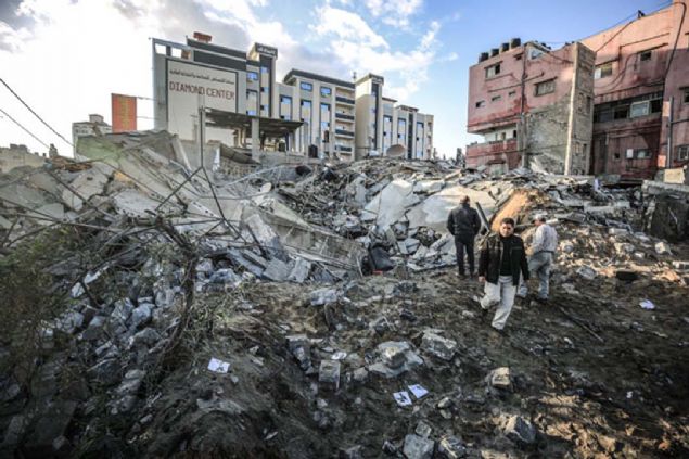 Reuters'tan dakikalar sonra Anadolu Ajans da enkaza dnm binalarn fotoraflarn servis etti.     