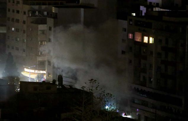 Grg tanklarna gre, Gazze'nin kuzeyindeki Beyt Hanun beldesindeki Hamas Hareketi'nin silahl kanad zzeddin el-Kassam Tugaylar'na bal bir noktay hedef alan srail bombardman yakn blgedeki mer bin Abdulaziz Camisi'nde byk yangna neden oldu. 