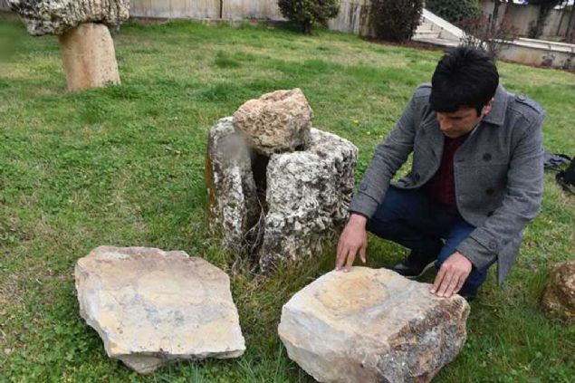 '65 MLYON YILLIK OLDUUNU DNYORUz'  <br><br>  Adyaman Mze Mdr Mehmet Alkan, gazetecilere yapt aklamada, fosilin 65 milyon yllk olduunu dndklerini belirterek, 'Salyangozun gnmzdekilerden ok daha byk olmas da artc' dedi. 