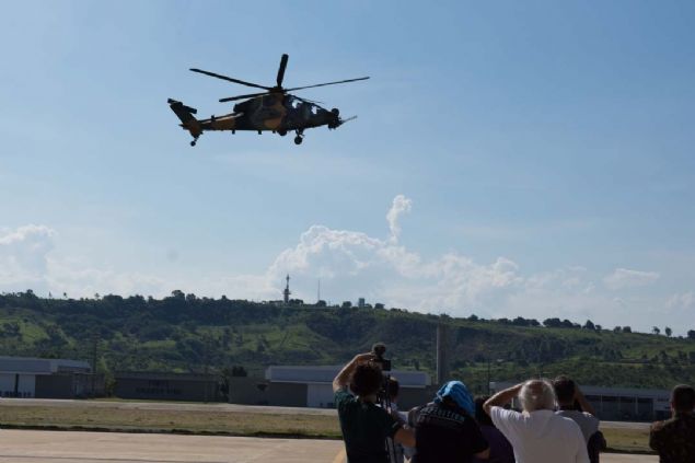 Bakent Brazilyada 28 Martta, Kara Kuvvetleri Komutan, Devlet Bakan Yardmcs, devlet bykleri ve askerlerin katlmyla bir uu gsterisi daha yapacaklarn dile getiren zmen, 'Brazilya Bykelimizin ve Askeri Ataemizin destei ile helikopterimizi Bykeliliimizin bahesine indirmeyi ve akam orada tm bykelilere ve tm askeri ataelere hem irketimizi, hem T129 Atak helikopterimizi tantmay planlyoruz.' dedi. 