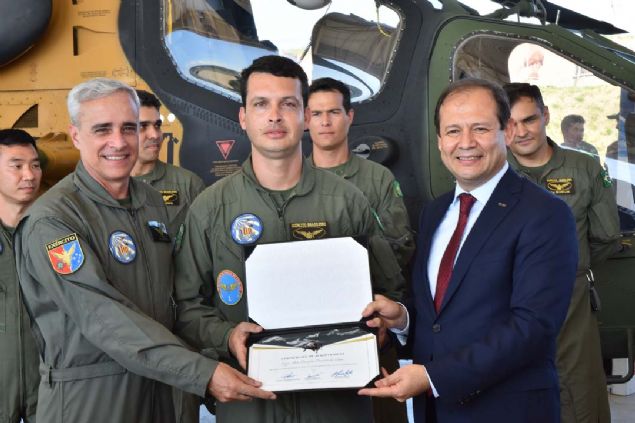 Uu gsterisi sonrasnda T129 Atak helikopterini kullanan on Brezilyal pilota zmen tarafndan baar belgesi ve T129 Atak helikopterinin maketi verildi. 