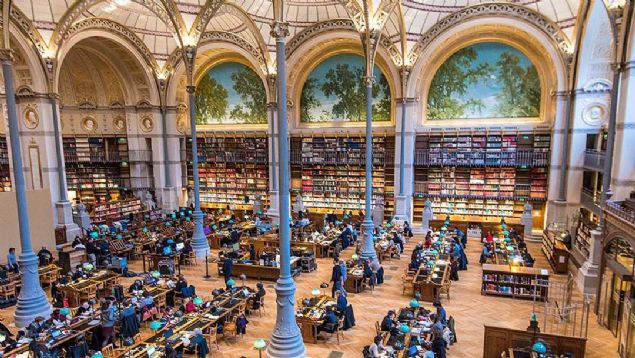   Koleksiyonda Orta a divanlarndan valye romanlarna, dou edebiyatndan dini yazmalara, antik tarihten bilim tarihine, Pascal, Diderot, Apollinaire, Proust, Colette ve Sartre gibi edebiyatlarn defterleri ve el yazs notlarna kadar ok eitli ariv malzemesi bulunuyor.  <br><br>  5 bine yakn Antik Yunan el yazmasna ev sahiplii yapan ktphane, bu alanda dnyann nde gelen bavuru kayna konumunda.        