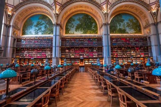 Fransa Ulusal Ktphanesi  <br><br>  Fransa Ulusal Ktphanesi (French National Library), 40 milyon eserle dnyann en byk ktphaneleri arasnda yer alyor. Paris'te bulunan ktphane, 1996'da Richelieu sokandaki tarihi binasndan Franois Mitterrand Ktphanesi olarak adlandrlan bugnk 4 kanatl modern binasna tand.  <br><br>  Ktphane, dnyann en byk Orta a ve modern dnem el yazmalar koleksiyonuna ev sahiplii yapyor.       