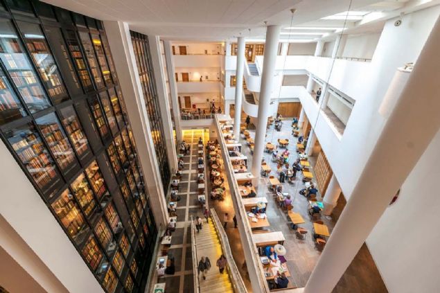 ngiltere'nin bakenti Londra'da bulunan ktphanede ayrca 8 milyon paralk pul koleksiyonu da mevcut. Bu ktphanedeki eserler arasnda dnyann basl ilk yayn olan Diamond Sutra ve ressam Leonardo Da Vinci'nin not defteri yer alyor.        