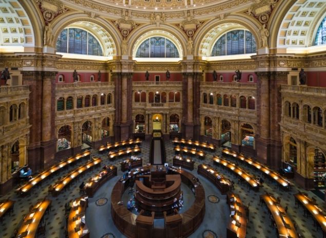 Kongre Ktphanesi, 164 milyon esere ev sahiplii yapyor. Bunlar arasnda 38 milyon kitap, 70 milyon el yazmas, 3,6 milyon kayt, 14 milyon fotoraf, 5,5 milyon harita ve 8,1 milyon mzik notas bulunuyor. 122 milyon tasnif edilmemi zel koleksiyon parasnn da yer ald Kongre Ktphanesi, dnyadaki en deerli kltr hazinelerinden biri saylyor.  <br><br>  Gnde ortalama 14 bin yeni parann eklendii ktphaneye, mevcut binalar yetmiyor. Bu nedenle Maryland ve Virginia eyaletlerindeki ek binalarda da saysz kitap ve kayt saklanyor.     