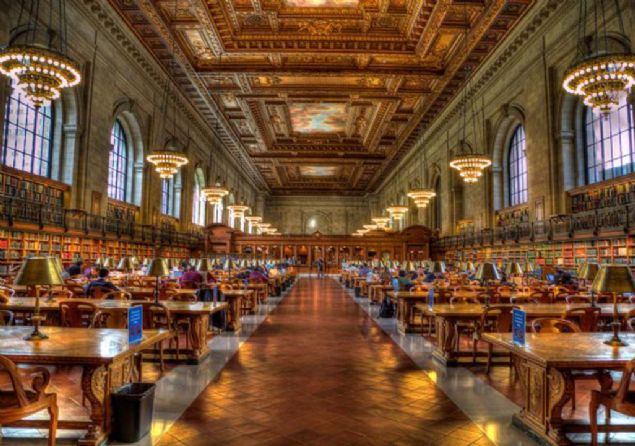 New York Halk Ktphanesi dikkati eken mimari yaps, 16 metre yksekliindeki tavanlar, duvar ve tavanlara yaplm resimlerle de kentin nemli turistik merkezleri arasnda yer alyor.  <br><br>  Yllk ortalama 18 milyon kiinin ziyaret ettii New York Halk Ktphanesi, lkenin en fazla ziyaret edilen ktphanesi olma zelliini tayor.        