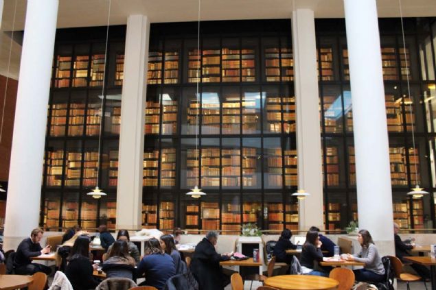 ngiliz Ktphanesi  <br><br>  Dnyann en byk ikinci ktphanesi olarak bilinen ngiliz Ktphanesi (The British Library), 150 milyondan fazla eseri barndran bir koleksiyona sahip bulunuyor.  <br><br>  1753'te kurulan ngiliz Mzesi'nin bir paras olan, 1972'de karlan yasayla mzeden ayrlan ktphanenin koleksiyonunda el yazmalar, haritalar, gazete ve dergi nshalar, izimler, mzik notalar, ses kaytlar ve patent belgeleri bulunuyor.        