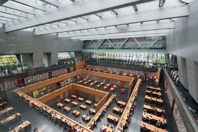 ing Hanedanl (1644-1912) tarafndan 1909-1912'de bakent Pekin'in kent merkezinde kurulan ktphane, her yl 5 milyonu akn ziyaretiyi arlyor.  <br><br>  Ktphanenin dijital ortama aktarlan verileri bin 323 terabayta ulayor.       