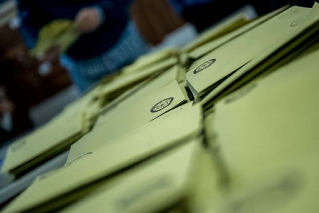 YSK YAYIN YASAINI KALDIRANA KADAR SONULAR VERLEMEYECEK  <br><br>  298 sayl Seimlerin Temel Hkmleri ve Semen Ktkleri Hakknda Kanun'un propaganda serbestlii ve sresini dzenleyen 49. maddesi, propagandann oy verme gnnden nceki 10. gnn sabahnda balayacan ve oy verme gnnden nceki gn saat 18.00'de sona ereceini ngryor.   