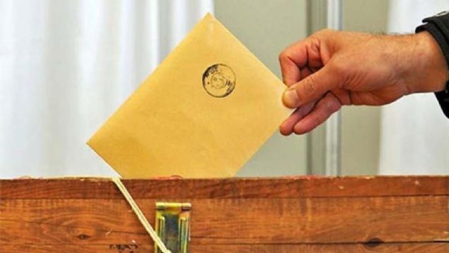 31 Mart 2019 Pazar gn yaplacak seimlerde, oy verme saatlerinin 07.00-16.00 olduu illerde saat 16.00'dan, dier illerde saat 17.00'den nce oylar saylmaya balanamayacak, btn semenler oylarn kullanm olsa bile oy vermenin bitim saatinden nce sandklar kesinlikle alamayacak, nce belediye bakanlna ait pusulalar saylacak.     