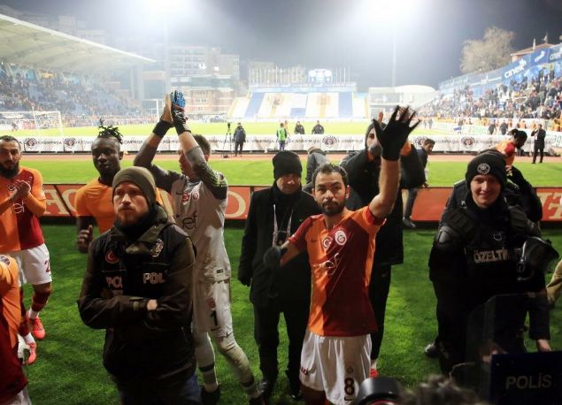                                                                 SELUK NAN<br><br>  Galatasaray'da saysz kupa kaldrmasna ramen son yllarda ald para ile eletirlen Seluk nan szlemesinin son senesine girdi. Futbolu Galatasaray'da brakmak istiyor. Son haftalarda ykselen bir formu var ancak yllk 1 milyon eurodan fazla istemesi durumdan 'Kal' denmesi beklenmiyor                                                        