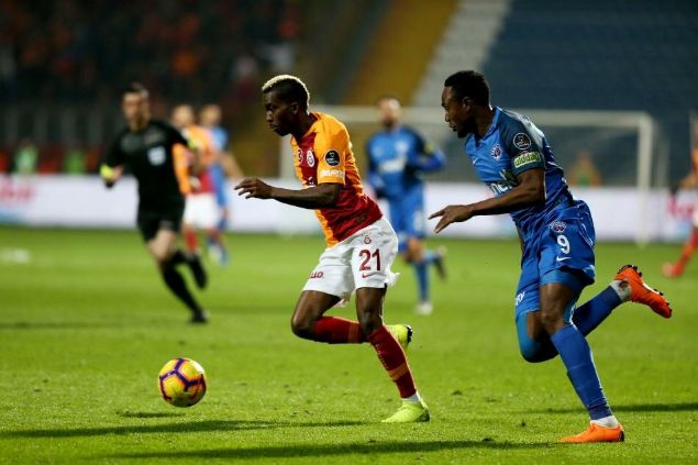                                                                 HENRY ONYEKURU<br><br>    Skora salad katkyla dikkat eken Onyekuru, bir o kadar da bencilliiyle ne kt. Gen ya sebebiyle takm oyunundan ok bireysellie kaan Onyekuru'nun yeni sezonda kalmas uzak ihtimal olarak gzkyor. Maliyeti ok uygun artlarda olursa devam edilebilir                                                        