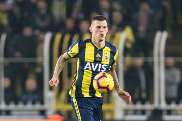                                                                 MARTIN SKRTEL  <br><br>  34 yandaki Slovak oyuncu, Fenerbahe ile grmelerinde srarla 2 yllk szleme istedi ancak 1 yllk teklif ald. ki tarafn bu srarndan vazgememesi ve grmelerin tkanmas sonras Skrtel'in menajeri, Parma ile sz kesti.                                                        