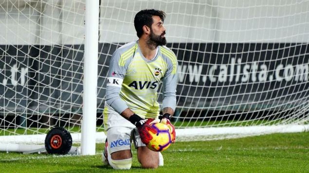                                                                 VOLKAN DEMREL<br><br>  37 yandaki tecrbeli kaleci, sezon banda gei srecinde takma 'aabeylik' yapmas iin sezon banda 1 yllk kontratla tutulmutu. Ersun Yanal ncesi dnemde kadro d kalan Volkan, devre arasnda zr dileyerek takma geri dnmt. Son dnemde yedii hatal goller ve Baakehir mandaki bariz hatalar sonras Ersun Yanal, tekrar Harun Tekin'e dnd. Performans yeterli bulunmayan Volkan Demirel, Fenerbahe kariyerine ve futbola nokta koymaya hazrlanyor.                                                        