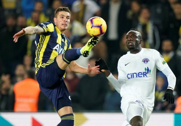                                                                 ROMAN NEUSTADTER<br><br>  Fenerbahe ile olan kontrat bu yaz sona erecek olan 31 yandaki Roman Neustadter ile yollar ayrlacak. Serdar Aziz ve Sadk iftpnar transferleri sonras iyice gzden den Roman'n nmzdeki sezon Medipol Baakehir formas giymesi bekleniyor.                                                        