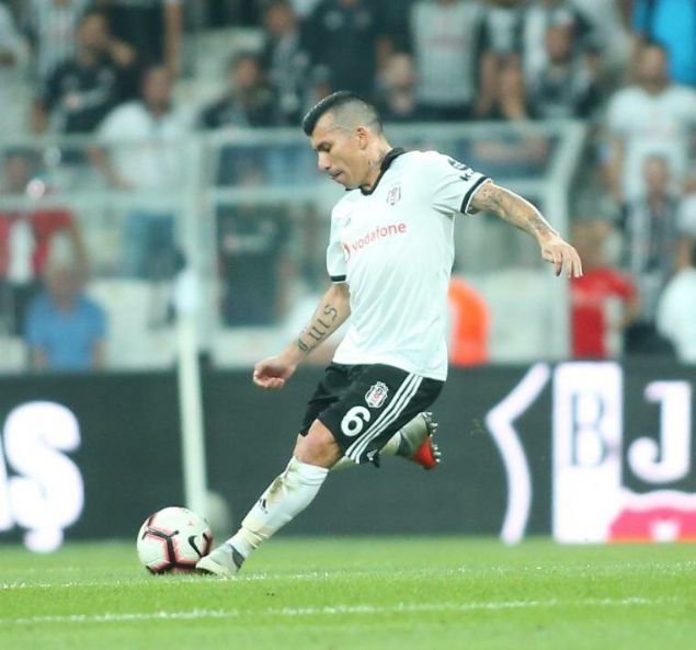                                                                 GARY MEDEL<br><br>  Beikta'ta alacaklarnn gecikmesi nedeniyle siyah-beyazl kulb ikayet eden Gary Medel performansnn da dmesinin ardndan gzden karld. Medel iin gelen teklifler deerlendirilecek.                                                        