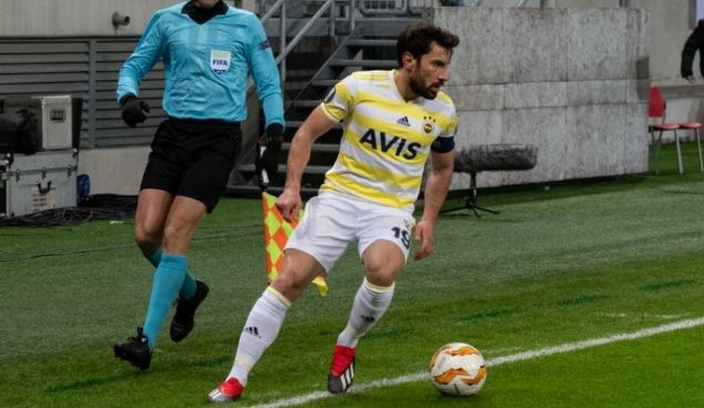                                                                 ENER ZBAYRAKLI<br><br>  Mauricio Isla ile forma rekabetine giremeyen, forma ans bulduu malarda yapt savunma hatalaryla Fenerbahe taraftarndan byk eletiri alan ener zbayrakl'nn bitecek olan kontrat uzatlmayacak. Fenerbahe, ener'in yerine direkt ilk 11'de oynayacak ve kadro kalitesini artracak yeni bir sa bek araylarna balad bile.  ener'in de Galatasaray ile sz kestii haberleri basna yansd.                                                        