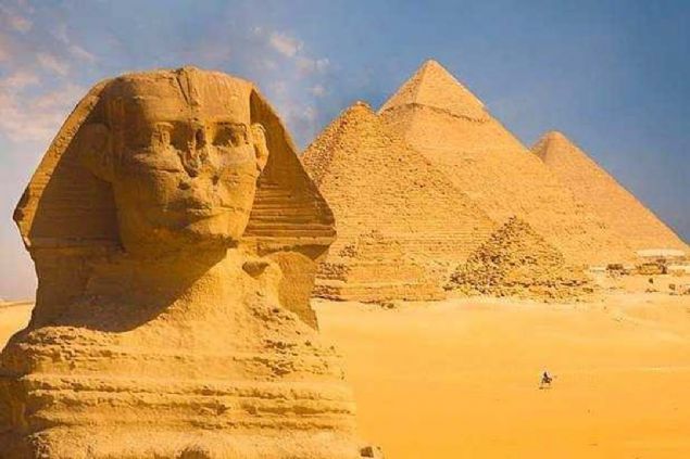 Aratrmaclara gre, Byk Gize Sfenksi'nin yz, eskiden krmz renkteydi.  