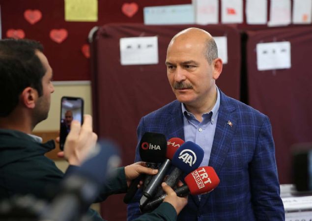 Bakan Soylu, ei Hamdiye Soylu ile birlikte oy kullanaca Gaziosmanpaa Dobruca Ortaokulu'na geldi.   