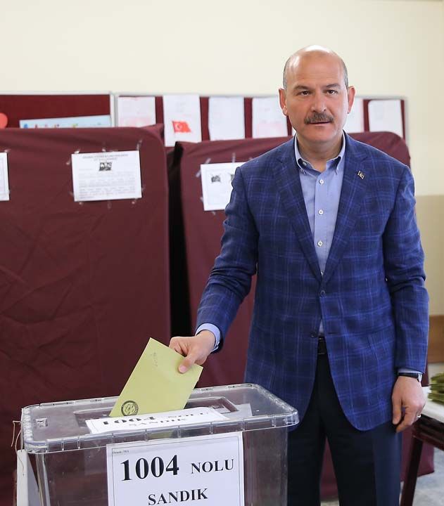 Sanda ilk oy pusulasn ei Hamdiye Soylu att. Einin ardndan Bakan Soylu da, 'Hayrl olsun' temennisiyle oyunu sanda att.  