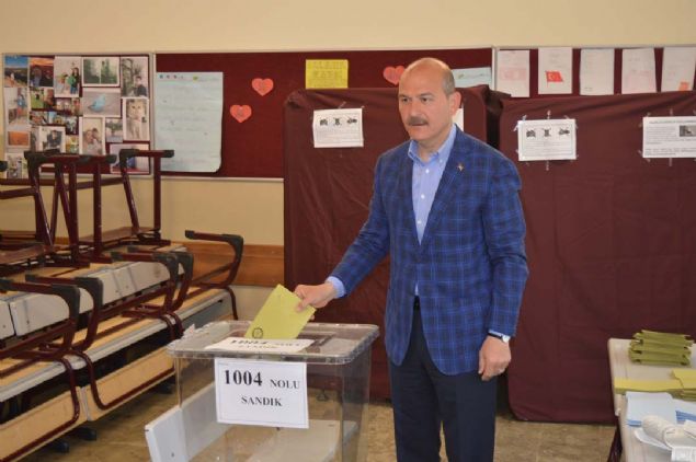 ileri Bakan Sleyman Soylu, Gaziosmanpaa Dobruca Ortaokulu'nda oyunu kulland.  