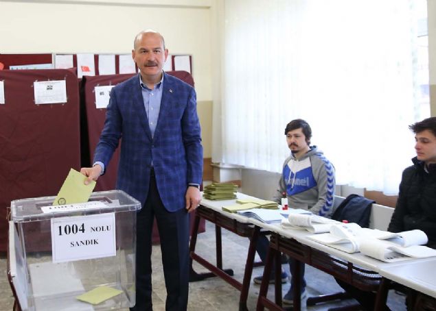 Vatandalar ve sandk grevlileri ile selamlaan Soylu, 1004 numaral sandkta oy kulland.  