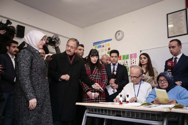 Arkada�lar da tren saati yazm�� gibi 13.00,14.00, 15.00, 16.00 program yaz�yorlar. Gitti�imiz yerde insanlar� bekletmemek ad�na oradan oraya ko�uyoruz, yemek de akl�m�za gelmiyor.' kar��l���n� verdi. 