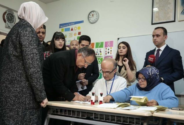 Se�im sonu�lar�n� parti genel merkezinde takip edece�ini dile getiren �zhaseki, kendisinin ayn� zamanda AK Parti Yerel Se�imlerden Sorumlu Genel Ba�kan Yard�mc�l��� g�revini y�r�tt���n� an�msatt�. 