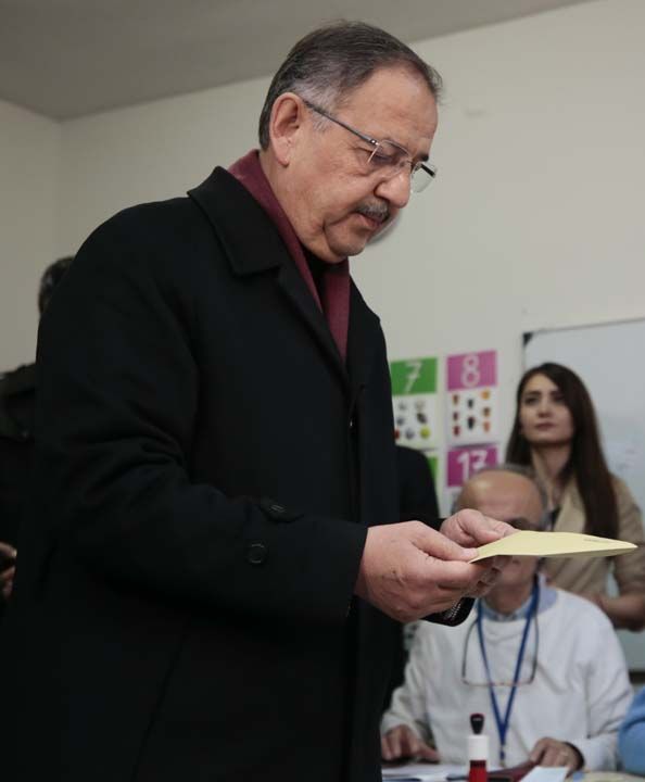 Sadece Ankara'daki se�im sonu�lar�n� de�il, T�rkiye genelindeki se�im sonu�lar�n� da takip edece�ini belirten �zhaseki, 'O sonu�lar� da al�p, arkada�lar�m�zla de�erlendirece�iz.' dedi. 