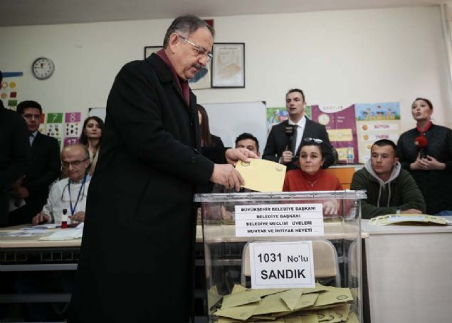 Se�im �al��malar�n�n �ok keyifli ge�ti�ini bildiren �zhaseki, 'Ankara halk� bizi kucaklad�, ba�r�na bast�. Bir tek k�t� s�zle kar��la�mad�k, oy vermeyecek insanlar bile �ok nezaketli davrand�lar. Kar�� partili olduklar�n� s�yleyip, te�ekk�r ettiler. Onlarla daha �ok muhabbet edip, sar�larak ayr�ld�k. Bundan dolay� da keyifli ve mutluyum.' ifadelerini kulland�. 