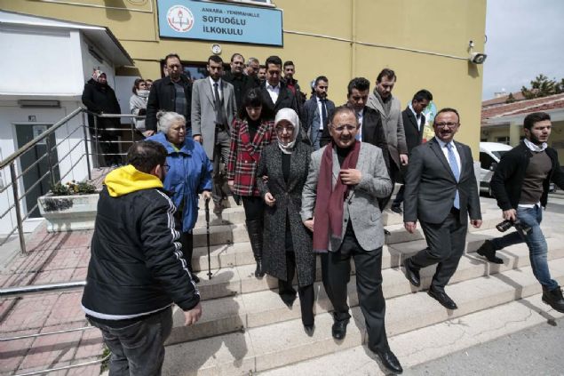 Ahu �zhaseki de se�im sonu�lar�n�n millete hay�rlar getirmesi temennisinde bulunarak, bas�n mensuplar�na da emekleri i�in te�ekk�r etti.  <br><br>  Mehmet �zhaseki, daha sonra vatanda�larla bir s�re sohbet ederek, foto�raf �ektirdi. 