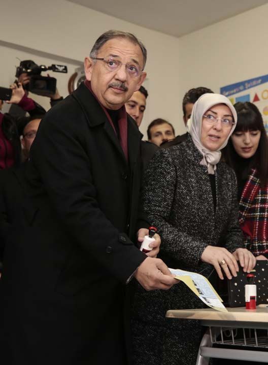 Ona uygun �ekilde bundan sonra davran�p, faaliyetlerimizi y�r�t�r�z diye temennide bulunuyorum. Ankara'm�z i�in de �lkemiz i�in de hay�rl�s� olsun diye temennide bulunuyorum. Cenab�hak bu �lkeye k�t� g�n g�stermesin diye de dua ediyorum.' 