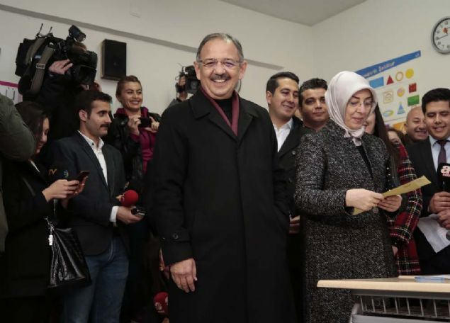 Mehmet �zhaseki, e�i Ne�e �zhaseki ve k�z� Zeynep �zhaseki Yurt ve damad� Mehmet Salih Yurt ile Yenimahalle il�esindeki Sofuo�lu �lkokulu'na geldi. 