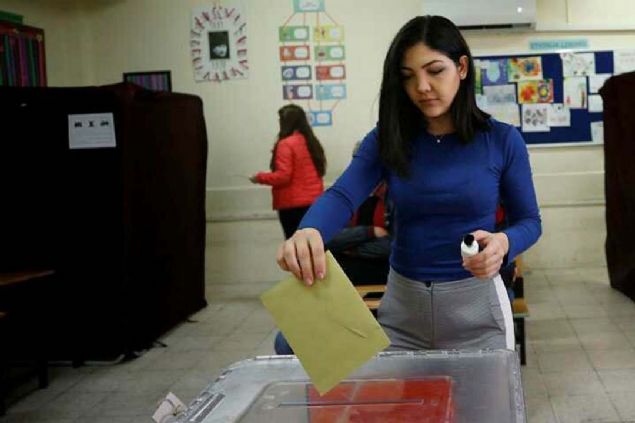 Dier illerde de oy verme ilemi saat 08.00'de balad. Bu illerde yaayan semenler, saat 17.00'ye kadar oylarn kulland. 